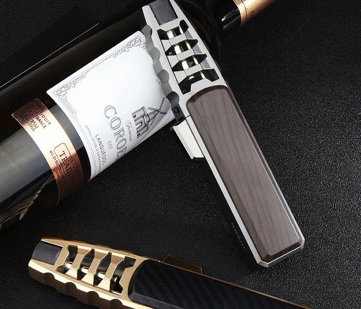 Merkloos Turbo Jetflame Aansteker - Gasbrander - Vuurwerk Torch - Crème Brûlée Brander - BBQ En Sigaren Aansteker - Windproof - Carbon Met Goudkleurige Metalen Behuizing 8 Merkloos Turbo Jetflame Aansteker - Gasbrander - Vuurwerk Torch - Crème Brûlée Brander - BBQ En Sigaren Aansteker - Windproof - Carbon Met Goudkleurige Metalen Behuizing - Afbeelding 8