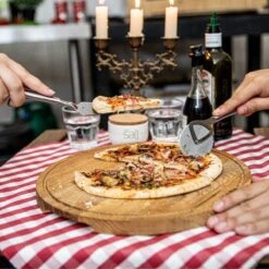 Boska Pizzaplank Friends L - BBQ Accessoires - Eikenhout - Handige Opvanggeul - Ø 34 Cm -Keukengrill Winkel 1200x1200 136