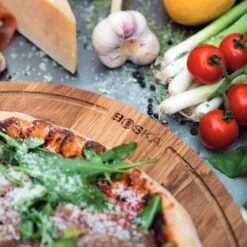 Boska Pizzaplank Friends L - BBQ Accessoires - Eikenhout - Handige Opvanggeul - Ø 34 Cm -Keukengrill Winkel 1200x1200 137