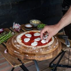 Boska Pizzaplank Friends L - BBQ Accessoires - Eikenhout - Handige Opvanggeul - Ø 34 Cm -Keukengrill Winkel 1200x1200 145