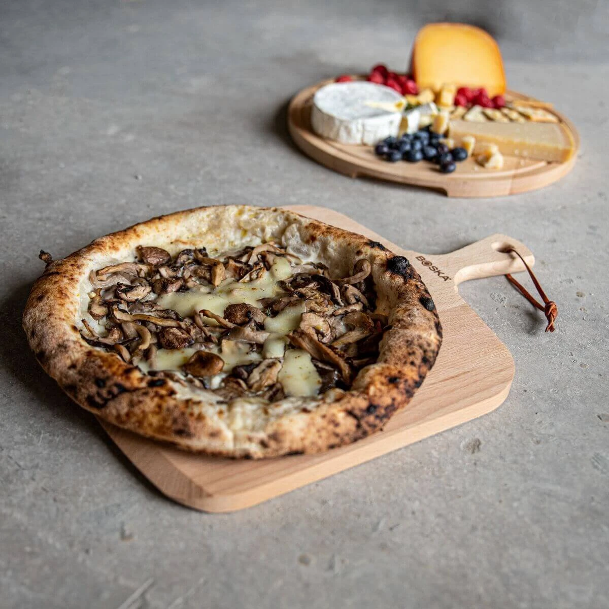 Boska Pizzaschep Amigo - Voor Warme En Koude Pizza - Kort Handvat - Beukenhout - 30 Cm Breed 2 Boska Pizzaschep Amigo - Voor Warme En Koude Pizza - Kort Handvat - Beukenhout - 30 Cm Breed - Afbeelding 2