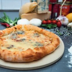 Boska Pizzasteen Deluxe - Voor Oven & BBQ - Knapperige Pizza's - Ø 29.5 Cm - BBQ Accessoires -Keukengrill Winkel 1200x1200 460