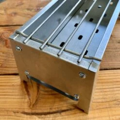 Spiedini Saté-bbq Bali 40 Mini - Kleine, Smalle Houtskoolbarbecue Met Horizontaal Rooster Voor Sate Of Andere Spiesjes - 40 Cm Lang, 11 Cm Breed, 14 Cm Hoog - Ideaal Voor Tuin- Of Open Haard, Of Balkon - Materiaal: Gealuminiseerd Ijzer -Keukengrill Winkel 1200x1200 532