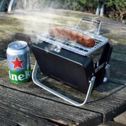 Mikamax Draagbare Mini BBQ - Barbecue - 's Werelds Kleinste Barbecue - Past In Je Broekzak - 18 × 6 × 15,5 Cm - 714 Gram - Mat Zwart -Keukengrill Winkel 1200x1200 601