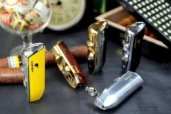 Cohiba® Sigarenaansteker - Sigarenboor - Sigaren - Sigaar - Cohiba Aansteker - Sigarenboor - Sigaren Accessoires - Sigarenknipper - Sigaar Aansteker - Cohiba - Incl. Luxe Geschenkdoos - Rood -Keukengrill Winkel 1200x800 10