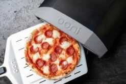 Ooni Pizzaschep Aluminium - Perforated Pizza Peel 12 Inch -Keukengrill Winkel 1200x800 2