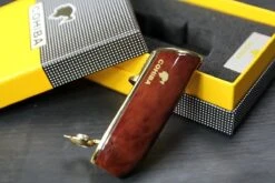 Cohiba® Sigarenaansteker - Sigarenboor - Sigaren - Sigaar - Cohiba Aansteker - Sigarenboor - Sigaren Accessoires - Sigarenknipper - Sigaar Aansteker - Cohiba - Incl. Luxe Geschenkdoos - Rood -Keukengrill Winkel 1200x800 7