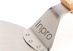 Inpro Pizzaschep RVS - Rond - Voor BBQ En Oven - Pizzaspatel - Taartschep - Houten Handvat - BBQ Gereedschap - Keukengerei - 30 Cm Diameter - Spatel -Keukengrill Winkel 1200x842