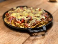 Valhal Outdoor Skillet / Plancha / Koekenpan - Gietijzer - Diameter 35cm, Twee Handvatten, VH35F 30 Valhal Outdoor Skillet / Plancha / Koekenpan - Gietijzer - Diameter 35cm, Twee Handvatten, VH35F -Keukengrill Winkel 1200x900 6