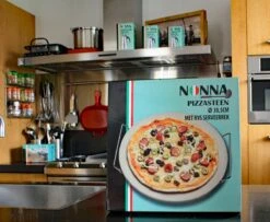 Nonna Pizzasteen Ø30,5 Met RVS Serveerrek - Stenen Pizzaplaat / Ovenplaat (11mm Dik) Voor Oven En Barbecue (BBQ) - Maximaal 600 Graden Celcius -Keukengrill Winkel 1200x985