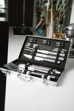 Sens Design BBQ Accesoires - 18 Delig - BBQ Gereedschapset Koffer 13 Sens Design BBQ Accesoires - 18 Delig - BBQ Gereedschapset Koffer -Keukengrill Winkel 800x1200 1