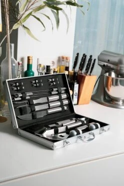 Sens Design BBQ Accesoires - 18 Delig - BBQ Gereedschapset Koffer 17 Sens Design BBQ Accesoires - 18 Delig - BBQ Gereedschapset Koffer -Keukengrill Winkel 800x1200 2